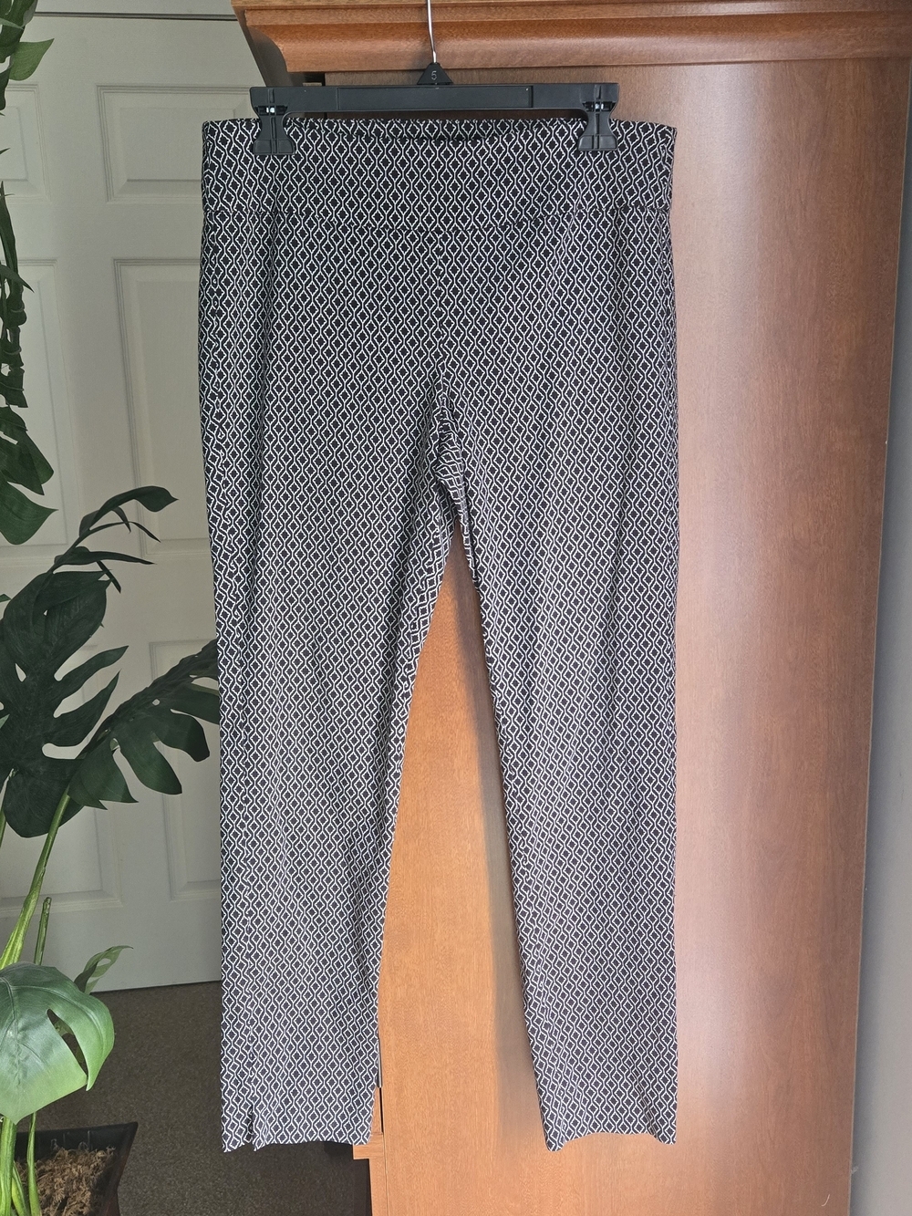 Roz & Ali Black and White Geometric Ankle Pants